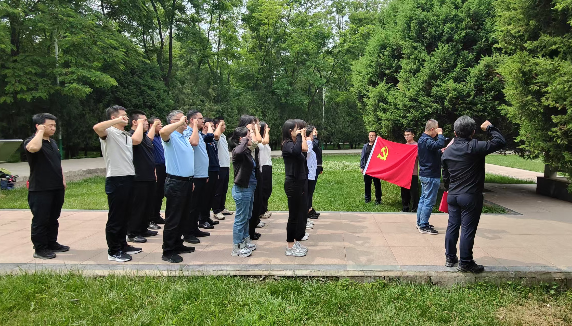 省委金融办开展"追寻红色记忆 重温入党誓词"七一主题党日活动